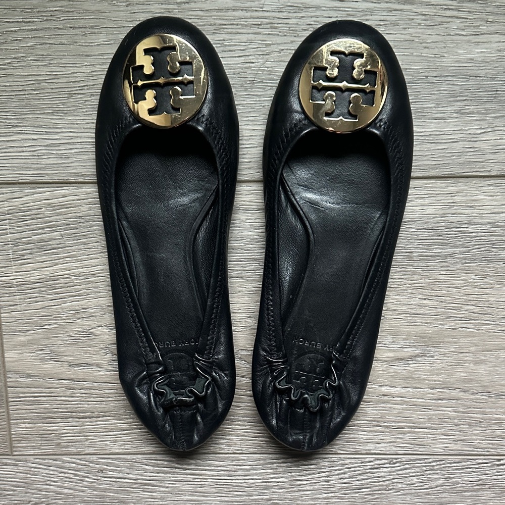 Great condition Tory Burch as 7M Black leather flats with gold TB Logo